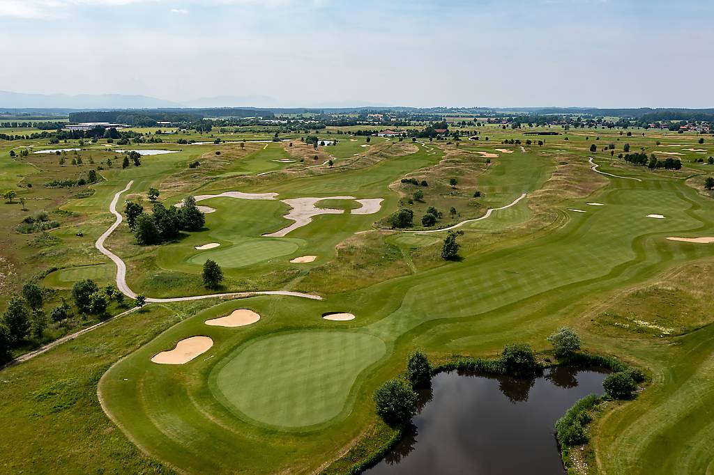 Deal Golf Vallex Mai23 Golf Valley Drohne B5 Clubhaus_DxO