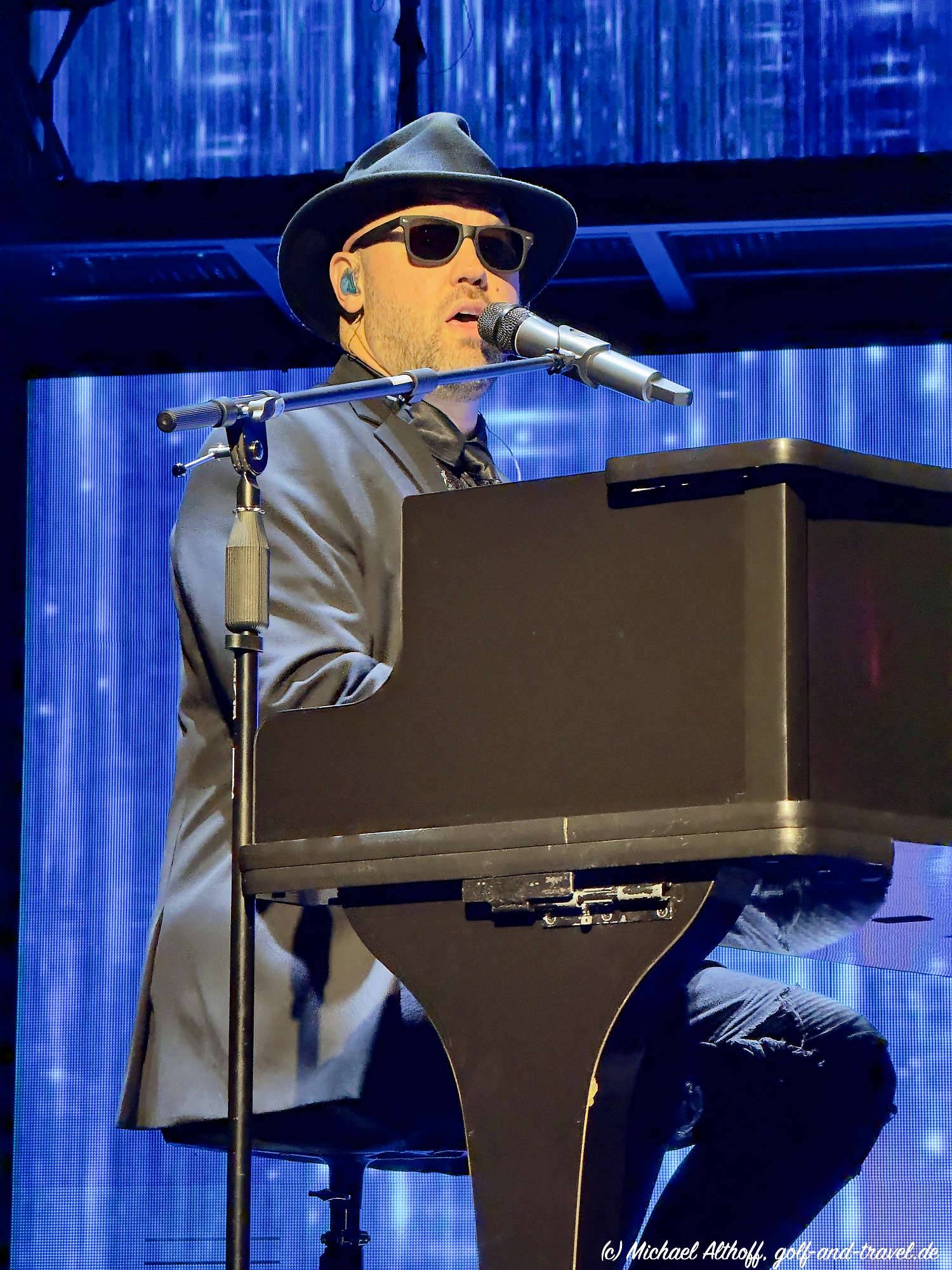 Las Vegas Piano Man IMG _6863_DxO